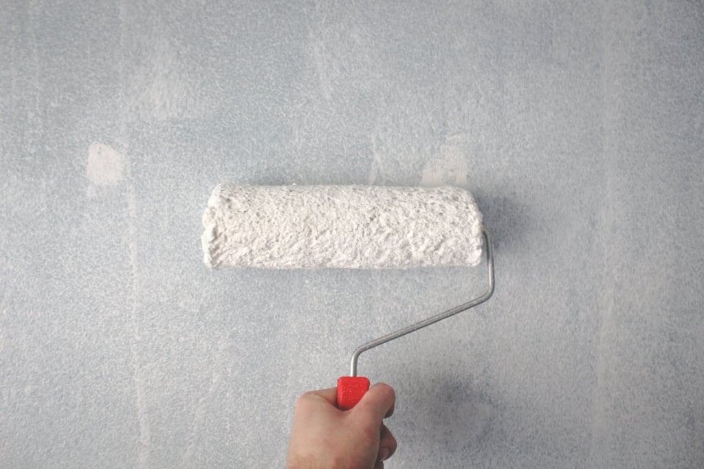 Painting a wall white with a paint roller